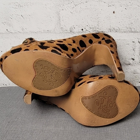 NAUGHTY Monday Faux Fur Leppard Print Peep Toe Platform Heel with Chain … - Picture 9 of 11